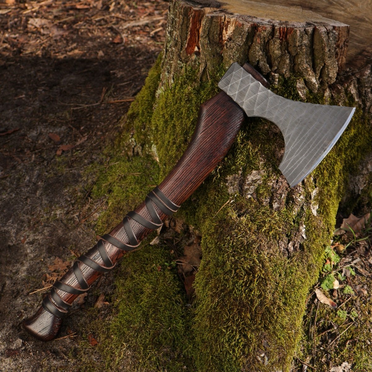 Hand forged axe “Sterk Vorley” with leather cover