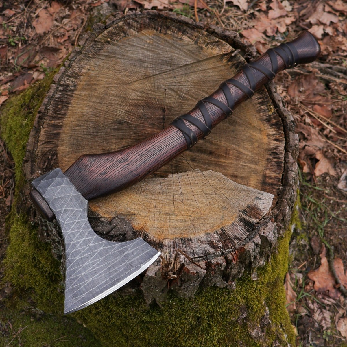 Hand forged axe “Sterk Vorley” with leather cover